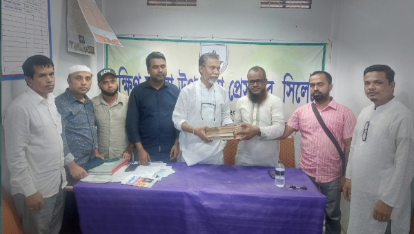 দক্ষিণ সুরমা উপজেলা প্রেসক্লাবের পাঠাগারে বই প্রদান