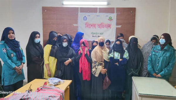 গভীর রাতে ‘কাপল ড্যান্স’ পার্টি থেকে ২৫ নারী-পুরুষ আটক
