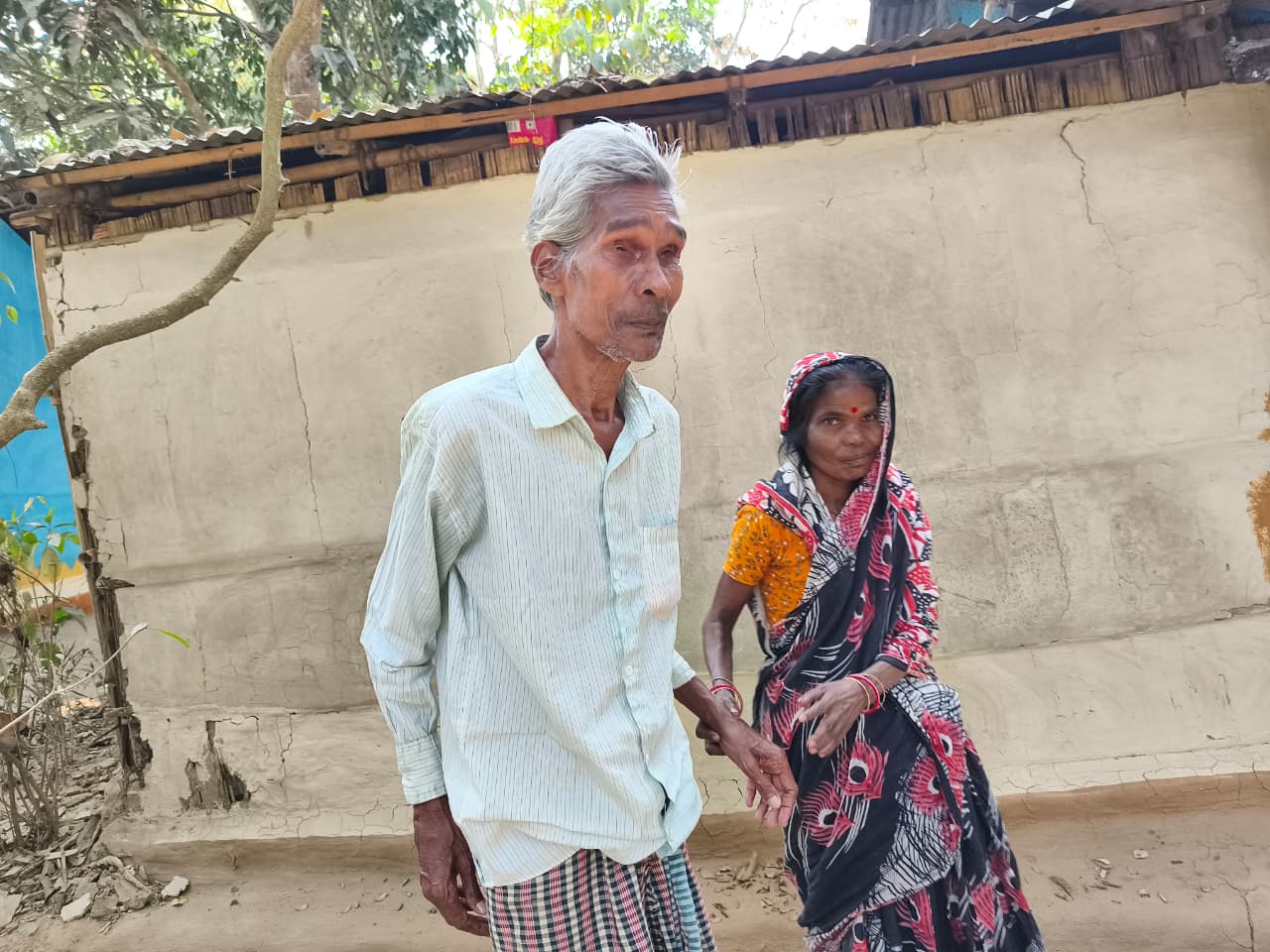 ভালোবাসার দায়ে ঘরছাড়া, পাগলী ও জন্মান্ধের ২৫ বছরের সংসার
